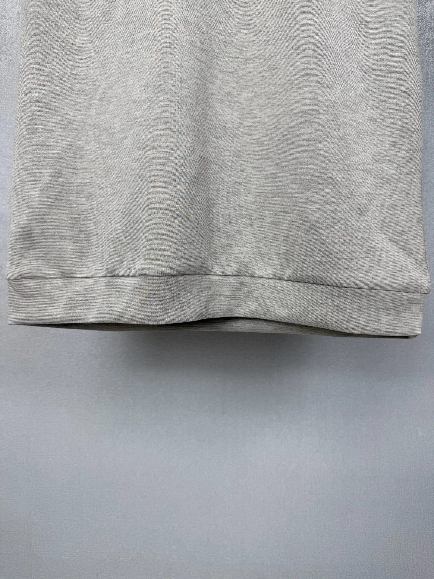 Loro Piana 2026New Arrival old money style solid color simple couple style round neck short-sleeved T-shirt High version High version The fabric is made of cotton➕polyester fiber composite material, the whole body is solid color simple and loose fit, the back neck leather letter logo embroidery design is fashionable and individual. Super Versatile and good-looking short-sleeved T-shirt. Very suitable for both men and women. A must-have for everyone. Packaging, tag, collar label, washed wheat, complete👍 Color: Dark Gray, Brown, Light Gray, Cream White Sizes: M-3XL
